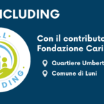 Immagine con sfondo blu. Testo in alto a destra: "All Including", nome del progetto pubblicizzato. A sinistra dell'immagine, sotto il testo che funge da titolo, si trova il logo di progetto. Il logo ha forma circolare, sfondo bianco e immagine colorata al centro. L'immagine raffigura tre persone raccolte da una mano, come se le stesse proteggendo o abbracciando. Le persone sono in stile stilizzato, e di colore verde, blu e rosso. A destra del logo si trova la dicitura "Con il contributo di Fondazione Carispezia". Sotto questo testo si trovano le scritte "Quartiere Umbertino" e "Comune di Luni", rispettivamente i luoghi in cui sono presenti i due sportelli interculturali attivi grazie al progetto "All Including".